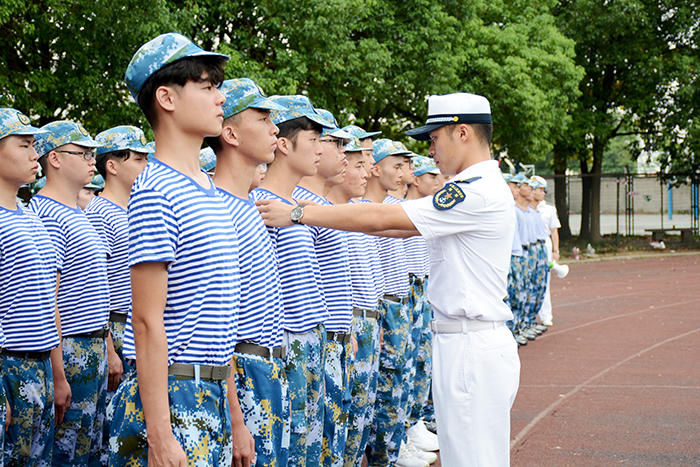 大学第一课 学子军训忙