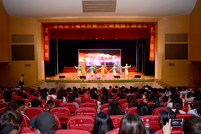 举行藏族学生文艺晚会