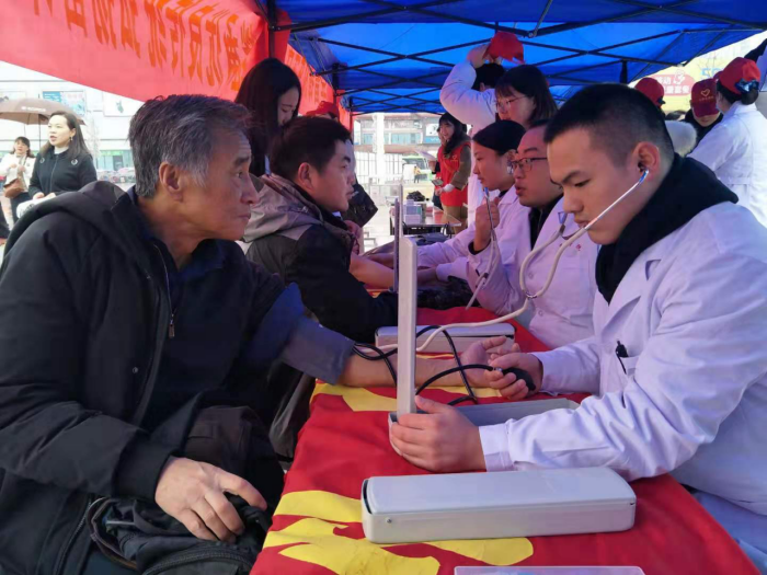 我院志愿者参加全市学雷锋志愿服务月活动启动仪式