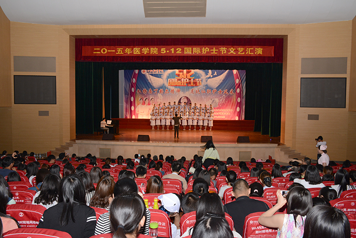 扬南丁格尔精神　展学院护士风采