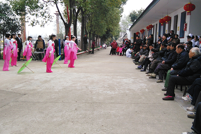 学院志愿者到三伏潭镇福利院开展慰问活动