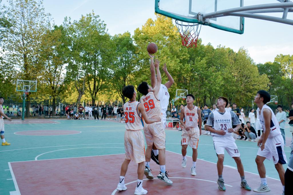 我院校园足球篮球联赛鸣金