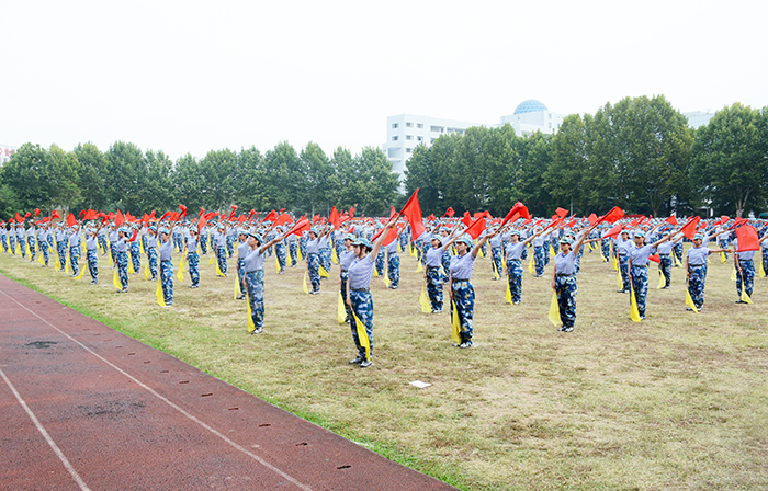2018级新生军训会操暨开学典礼隆重举行