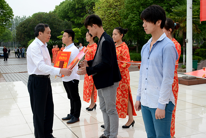 国家奖助学金发放仪式举行